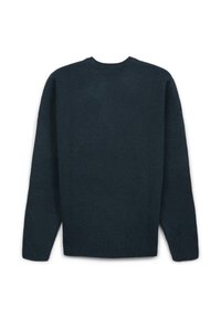 Maglione lavorato a maglia lungo di colore blu navy scuro con colletto rotondo, polsini e orlo a coste, esposto piatto su uno sfondo bianco.