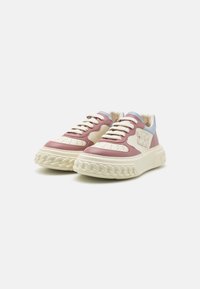 Zapatillas de cuero en tonos rosa y crema con acentos azules, que cuentan con una gruesa suela blanca y detalles texturizados. Cintas y diseño perforado en la puntera.