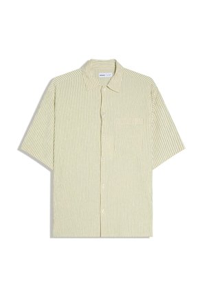Camicia beige a maniche corte con sottili righe bianche verticali, chiusura con bottoni sul davanti, colletto e taschino sul petto lato sinistro.