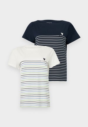 Twee t-shirts: een marineblauwe met witte strepen en een crèmekleurige met blauwe en groene strepen. Beide hebben korte mouwen en een ronde halslijn.