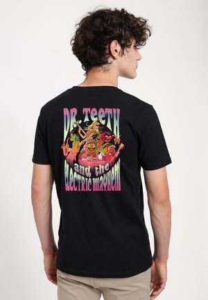 Czarny t-shirt z kolorową grafiką z tyłu, przedstawiającą postacie z kreskówek oraz tekst "Dr. Teeth and the Electric Mayhem".