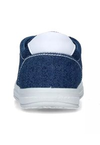 Sneaker in denim con una toma superiore in tela blu scuro, suola bianca e linguetta sul tallone. Presenta cuciture a contrasto e una texture liscia.