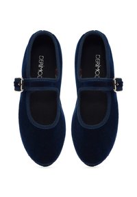 Para granatowych butów Mary Jane z aksamitu, z paskami na klamry, zaokrąglonym noskiem i czarnymi wkładkami oznaczonymi "DERİMOD".