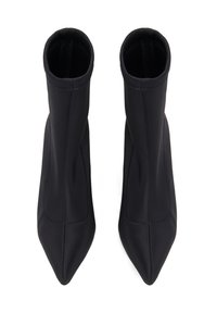 Bottines noires en tissu extensible, avec un bout pointu et des lignes épurées. Texture lisse avec des détails de couture minimaux.