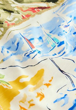 Buntes Gewebe mit abstrakten Mustern von Booten und Wellen in Blau, Gelb und Grün, mit einer glatten Textur und einem cremigen Hintergrund.