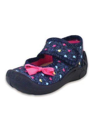 Marineblaue Stoffschuhe mit mehrfarbigen Herzmustern, pinkfarbener Schleifenakzent und verstellbarem Riemen. Schwarze Gummisohle mit floralem Muster.