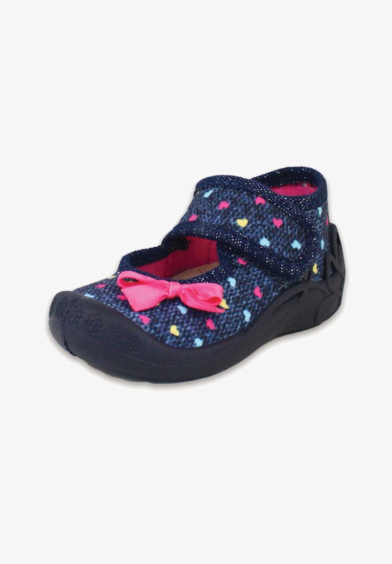 Navyblauwe stoffen schoen met multicolore hartpatronen, een roze strikaccent en een verstelbare band. Zwarte rubberen zool met bloemenstructuur.