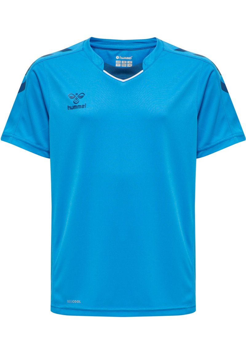 Chemise de sport à manches courtes bleue avec un col en V, fabriquée à partir de matériau léger. Présente un logo sur la poitrine et des accents contrastés sur les épaules.