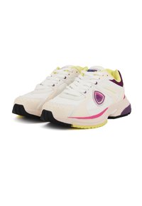 Scarpe sportive bianche realizzate in materiali in rete e sintetici. Le caratteristiche includono accenti viola e rosa, una suola testurizzata e una punta rinforzata.
