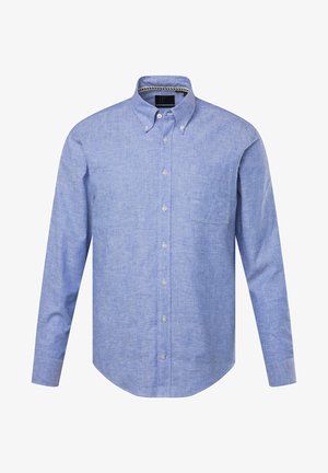 Camicia button-up azzurro chiaro con maniche lunghe, taschino sul petto sinistro, colletto e tessuto texturizzato. Presenta bottoni trasparenti e un orlo arrotondato.