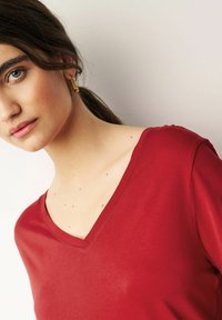 Next SLOUCH V-NECK- REGULAR FIT - Paprasti marškinėliai - red