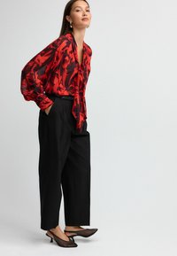 Next REGULAR FIT - Bluse - red bow print