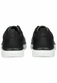 Schwarze Sportschuhe mit einem strukturierten Mesh-Obermaterial, weißer Sohle und einer Rückziehschlaufe. Sie zeichnen sich durch ein glattes Design mit minimalen Akzenten aus.