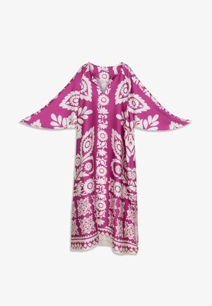 Dlhé, voľné kaftanové šaty v jasnej ružovej farbe s bielymi kvetinovými a paisley vzormi, s výstrihom do V a širokými rukávmi, vyrobené z ľahkej látky.