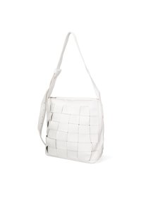 Witte geweven leren handtas met een platte body, verstelbare schouderband en ritsluiting. Geverfde oppervlakte heeft vierkantvormige patronen.