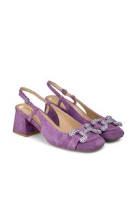 Décolleté in suede viola con tacco a blocco e dettagli decorativi di strass sulla punta. Rivestimento interno liscio e cinturino regolabile.