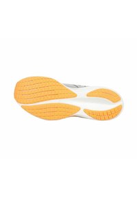 Semelle de chaussure présentant une surface en caoutchouc texturé avec un motif orange et une base blanche, conçue pour l'adhérence et la durabilité.