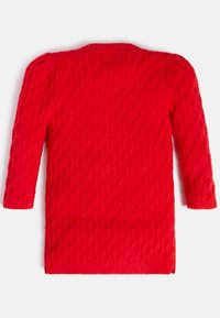 Czerwony sweter z dzianiny o fakturowanym, warkoczowym wzorze, z rękawami o długości trzech czwartych i okrągłym dekoltem. Miękki, puszysty materiał zwiększa komfort cieplny.