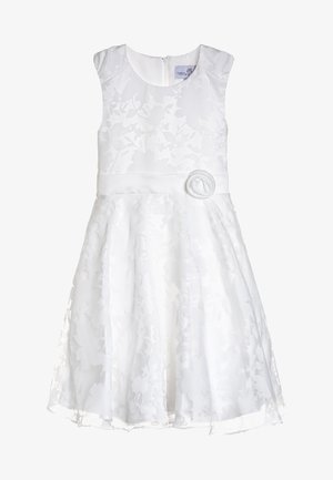 Vestido blanco con patrón floral en relieve, diseño sin mangas, escote redondo y una cintura texturizada. Presenta un adorno de flor de tela.