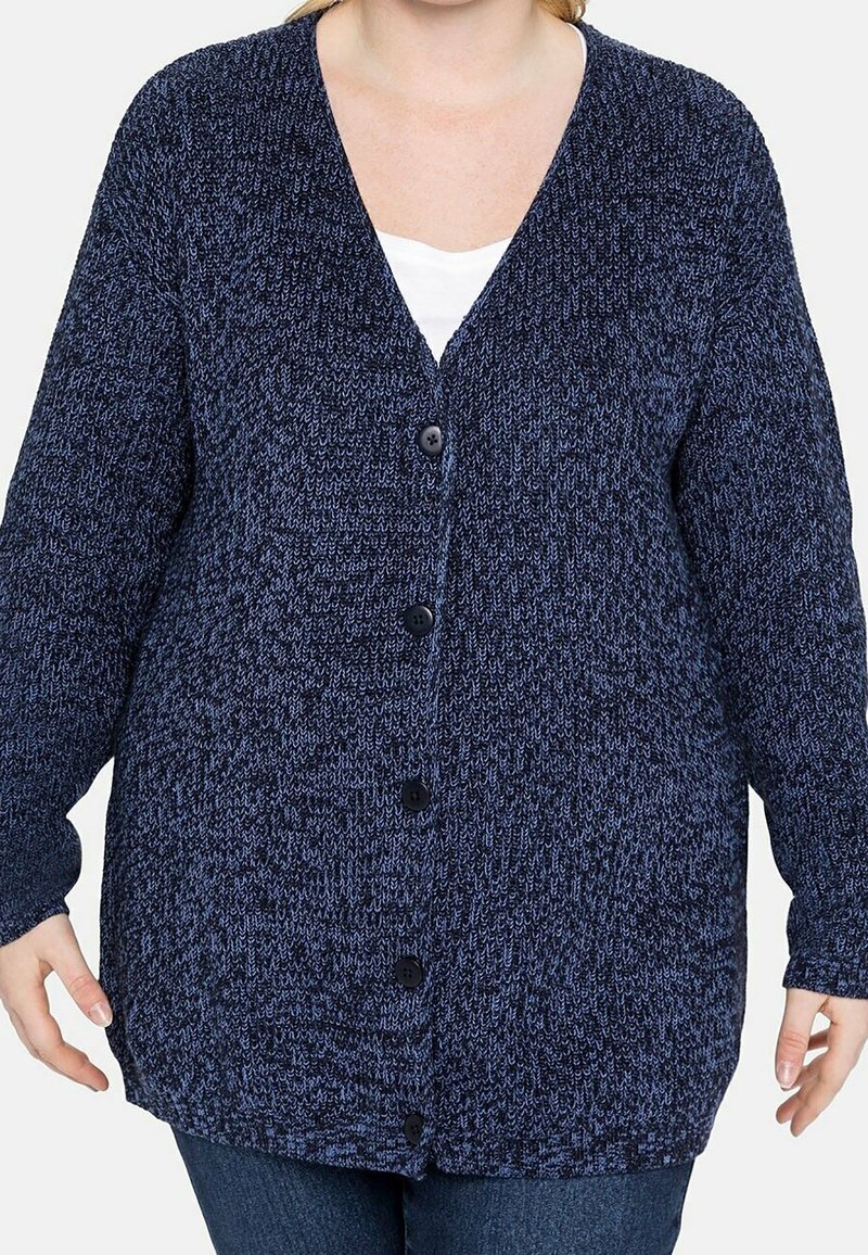 Marinblå stickad cardigan med V-hals, långa ärmar och sex svarta knappar framtill. Mjuk textur med ett blandat mönster.