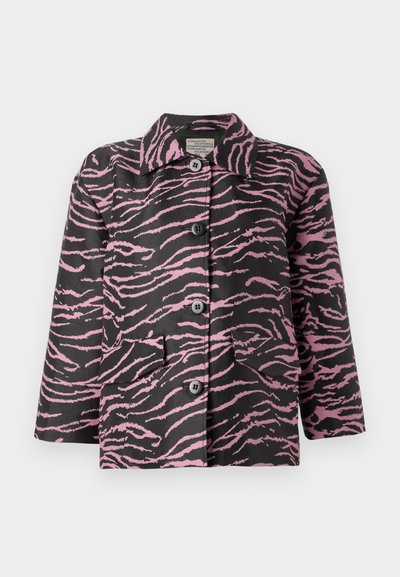 Must mustaga roosa zebra triibudega, nööbid ees, terav krae ja kaks esist taskut. Valmistatud tekstureeritud kangast.