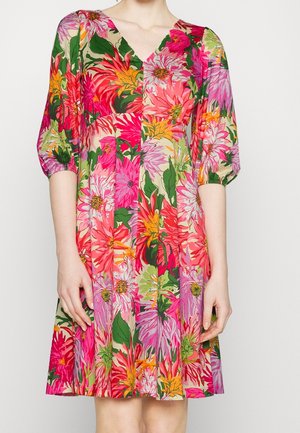 Knie lengte, levendige bloemenjurk met roze, rood, oranje en groene tinten, voorzien van driekwart pofmouwen en een V-hals.