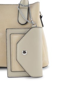 Beige leren handtas met een gestructureerde afwerking en een afneembare kaartjeshouder met een drukknoopsluiting en zilveren hardware accenten.