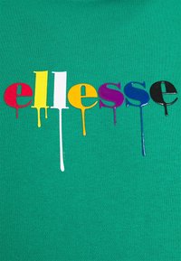 Felpa verde con logo "ellesse" multicolore con effetto vernice colante in rosso, giallo, viola e nero. Tessuto morbido.