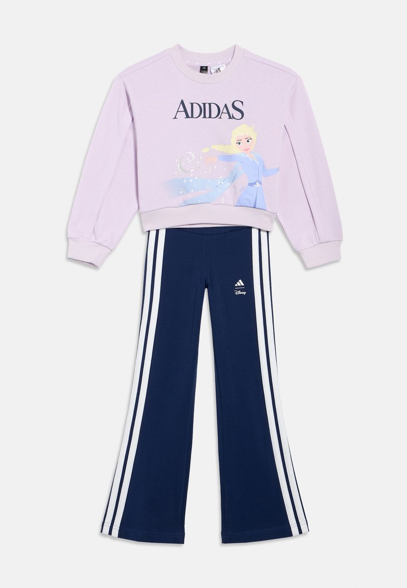 Ανοιχτό μωβ φούτερ Adidas με γραφικό της Ελσας από την ταινία Frozen, σε συνδυασμό με ναυτικά παντελόνια Adidas με λευκές ρίγες στο πλάι και λογότυπα.
