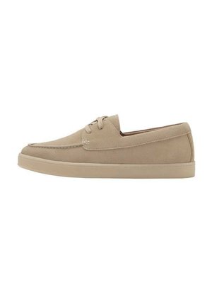 Zapato casual de ante beige con cierre de cordones, costura estilo mocasín y suela plana de goma, mostrado de perfil sobre fondo blanco.