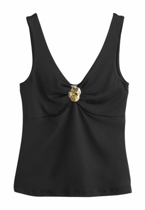 Čierny tielko bez rukávov s hlbokým výstrihom do V a uprostred skrútenou zlatou dekoratívnou sponou.