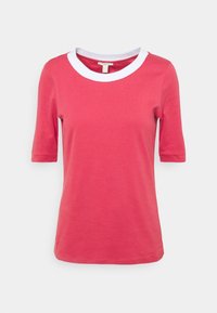 T-shirt a maniche corte in tessuto corallo con colletto bianco, caratterizzato da un girocollo e una texture liscia. Adatto per un abbigliamento casual.