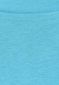 Světle modrá látka s jemným pleteným texturem a hladkým, rovnoměrným povrchem, ideální pro oděvy nebo doplňky. Bez výrazných vzorů nebo akcentů.