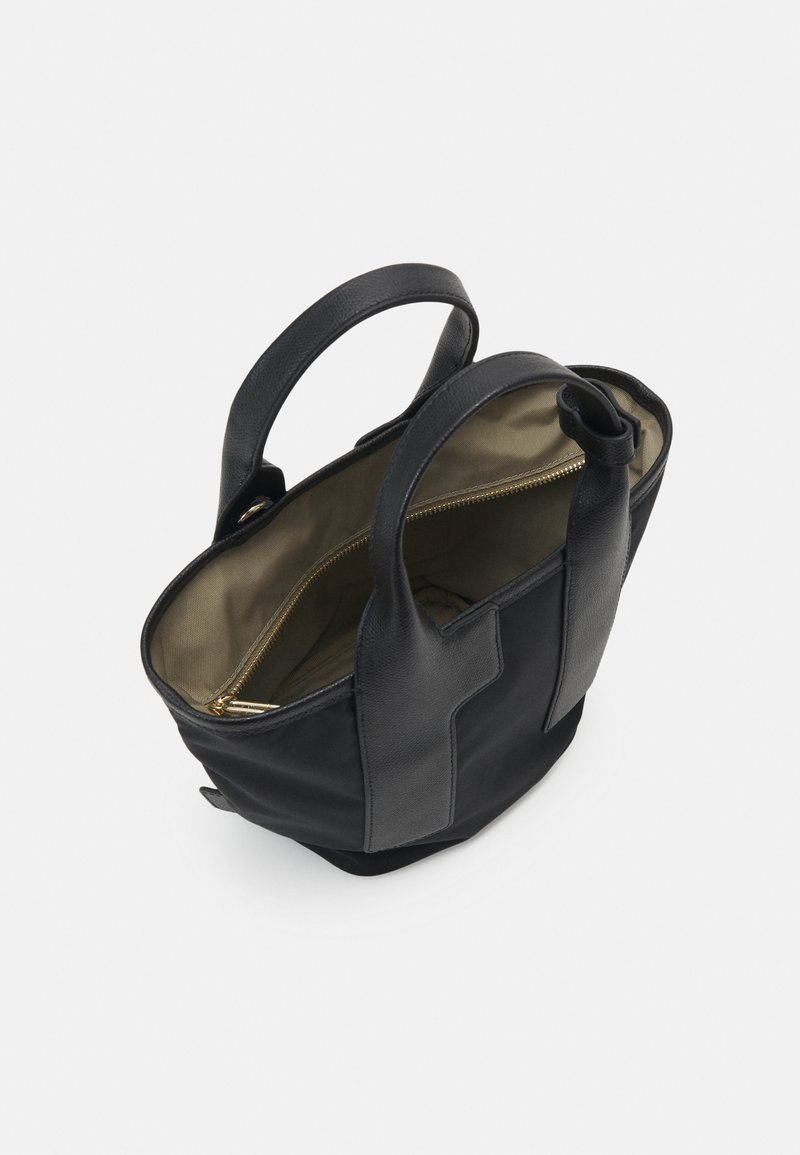 Schwarze Leder-Tote mit zwei Griffen. Verfügt über eine mit Reißverschluss gesicherte Innentasche und ein beiges Innenfutter. Glatte Textur mit minimalen Designelementen.