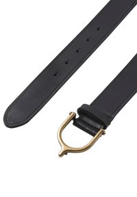 Μαύρη δερμάτινη ζώνη με αγκράφα από ορείχαλκο σε ξεχωριστό σχήμα, με λείο φινίρισμα και πολλαπλές τρύπες ρύθμισης κατά μήκος του ιμάντα.