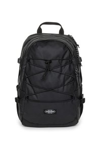 Zaino nero con un design elegante in nylon, parte superiore curva, cordino anteriore regolabile, tasche laterali e logo Eastpak nella parte inferiore.