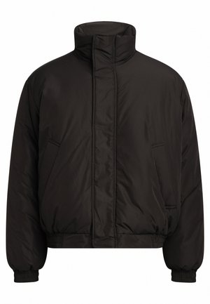 Veste matelassée noire avec un col haut, des poignets et un ourlet élastiques, et deux poches latérales ; texture lisse avec un léger éclat.