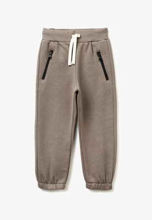 Pantalones de chándal marrones para niño pequeño con cinturilla elástica, cordón blanco, bolsillos con cremallera negra y puños elásticos sobre un fondo blanco.