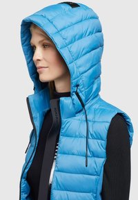 Blå quiltad väst med huva, med dragkedja fram, justerbara snoddar och ärmlös design, tillverkad av ett glänsande, slätt material.