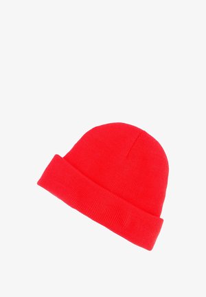 Berretto di lana rossa lavorato a maglia con risvolto, texture liscia e cima arrotondata; senza motivi o accessori aggiuntivi.