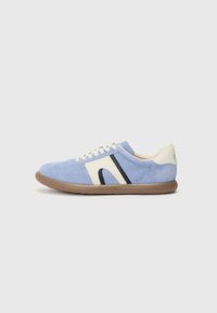 Plave suede tenisice s krem i crnim akcentima, okrugli vrh i bijele vezice. Gumeni potplat s teksturiranim gripom. Jednostavan i elegantan dizajn.