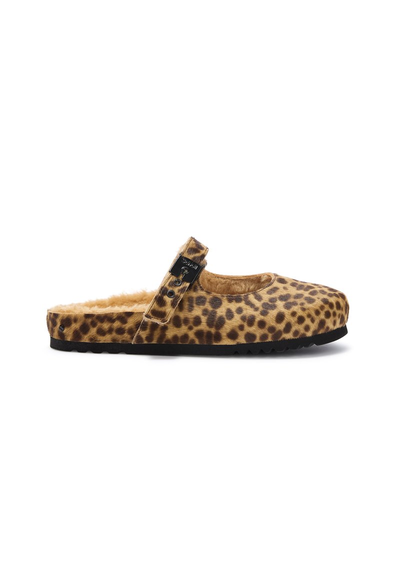 Pantofole slingback con stampa leopardata, interno morbido, punta arrotondata e una fibbia decorativa nera. Suola in gomma nera con texture.