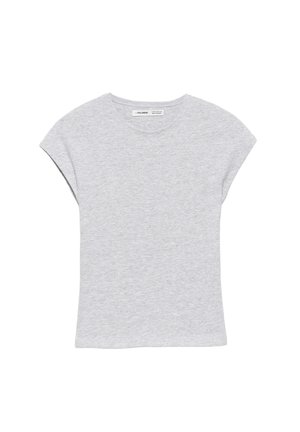 Světle šedé tričko s krátkými rukávy, kulatým výstřihem a mírně prodlouženými švy na ramenou, položeno na rovný povrch na bílém pozadí.