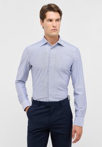 Stribet skjorte i lyseblå og hvid, lange ærmer, button-down krave, lavet af let stof med en glat tekstur.