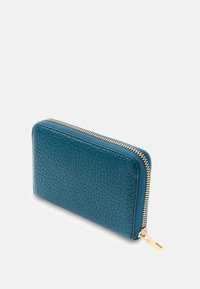 Portafoglio in pelle turchese con finitura texture, dettagli in cerniera dorata e forma rettangolare. Presenta bordi lisci e chiusura con cerniera che gira tutto intorno.