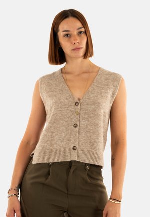Beige, mouwloze cardigan met een v-hals, textuur breiwerk en vijf knoopsluitingen. Geribbelde zoom bij de taille voor extra structuur.