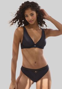 Zwart lingerie set bestaande uit een gebloemd beha met een diepe V-hals en een decoratieve knop, gecombineerd met bijpassende slips met kantafwerking.