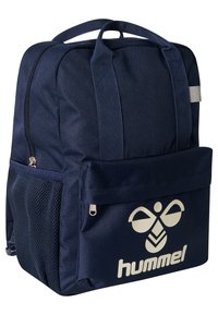 Granatowy plecak wykonany z wytrzymałego materiału, z przednią siateczkową kieszenią i dużym nadrukowanym logo. Regulowane paski i uchwyt na górze.