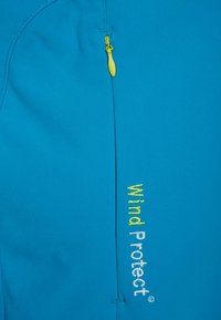 Giacca blu con una cerniera gialla e la scritta "Wind Protect" ricamata in bianco e verde sulla parte anteriore. Tessuto liscio e leggero.