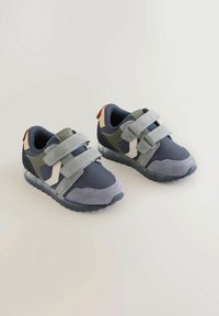 Velcro-sneakers i marineblå, grå og olivengrøn. Overdel i ruskind og åndbart mesh, med en gummisål og polstret hæl.